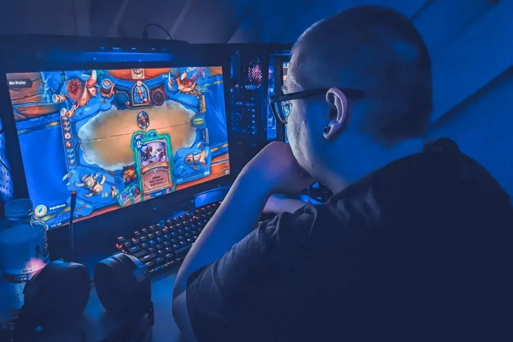 Jogador concentrado em um jogo online no computador, representando o universo dos jogos gratuitos da plataforma Poki