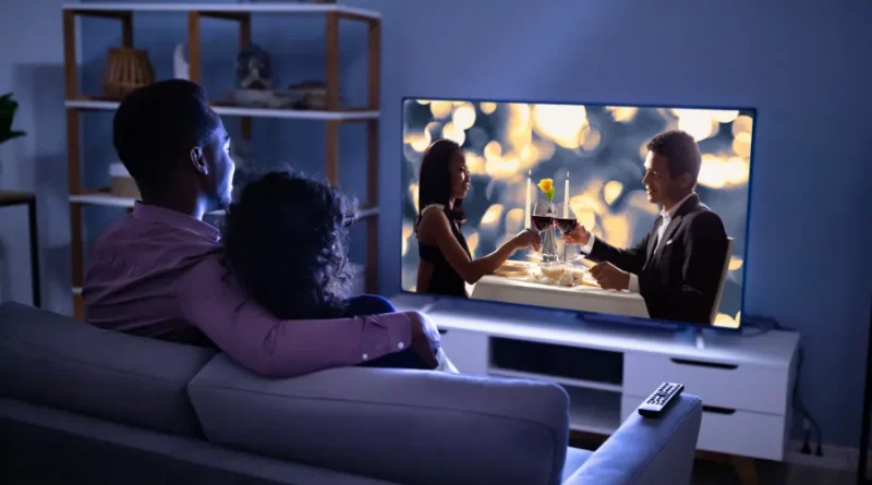 casal assistindo TV em casa, maratonando novelas ou séries, noite de filmes