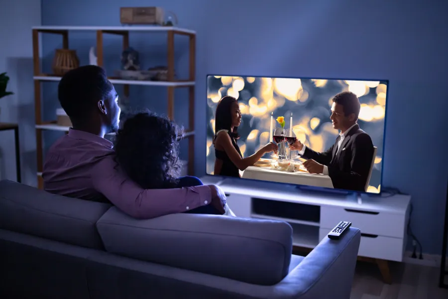 casal assistindo TV em casa, maratonando novelas ou séries, noite de filmes