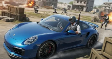 Porsche azul em jogo PUBG, carro esportivo em cenário de batalha, colaboração PUBG Porsche