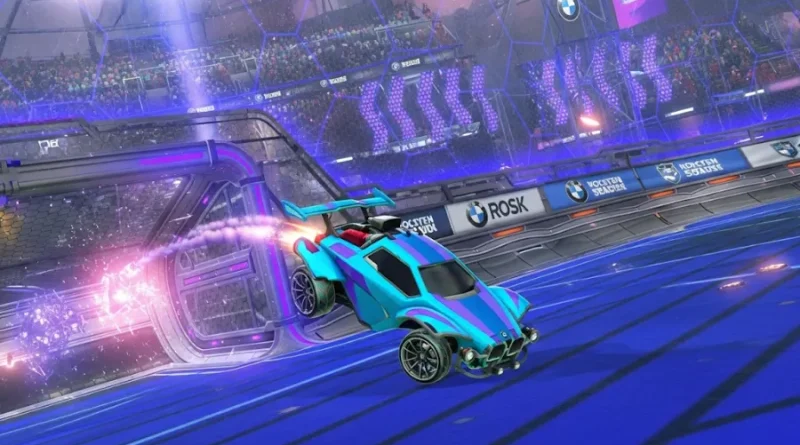 carro do Rocket League em arena, veículo azul no jogo de futebol de carros