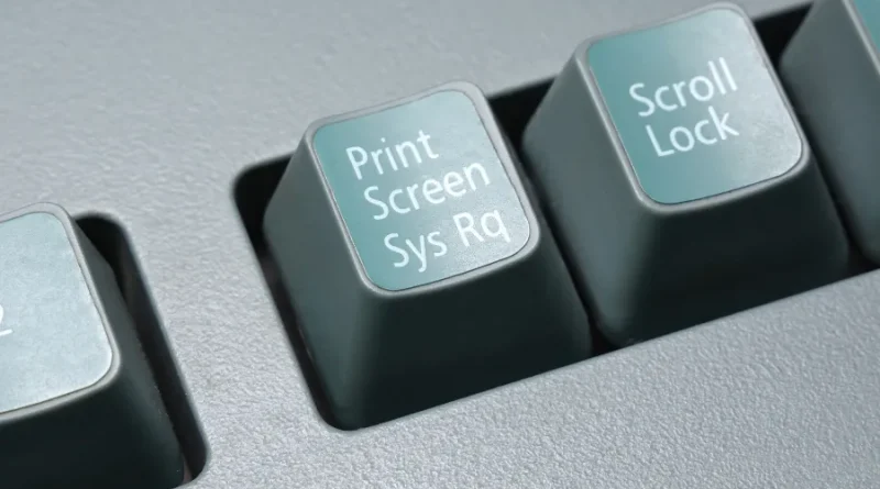 Teclado com teclas "Print Screen Sys Rq" e "Scroll Lock" em destaque.
