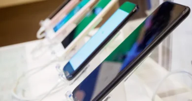 Smartphones em exposição em loja de eletrônicos.