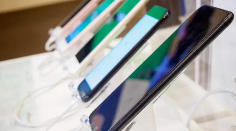 Smartphones em exposição em loja de eletrônicos.