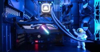 interior de PC gamer iluminado com luzes azuis e roxas, sistema de resfriamento líquido, placa de vídeo RGB e astronauta miniatura