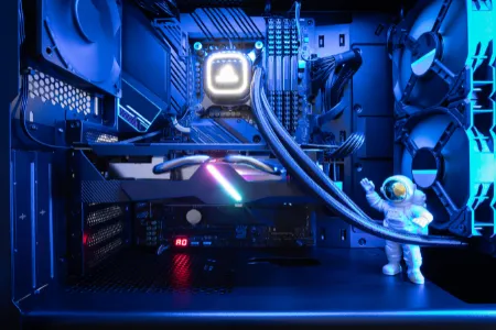 interior de PC gamer iluminado com luzes azuis e roxas, sistema de resfriamento líquido, placa de vídeo RGB e astronauta miniatura