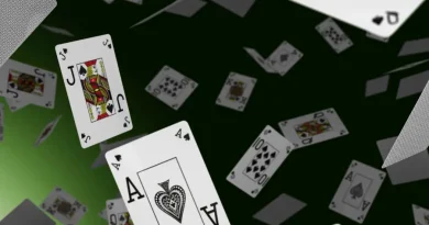 Ranking das Mãos (da Melhor para a Pior) PosiçãoMãoExemploDescrição1ºRoyal FlushA♠ K♠ Q♠ J♠ 10♠Sequência real do mesmo naipe2ºStraight Flush9♥ 8♥ 7♥ 6♥ 5♥Sequência do mesmo naipe3ºQuadraK♠ K♥ K♦ K♣ 7♠Quatro cartas iguais4ºFull HouseQ♠ Q♥ Q♦ 8♠ 8♥Trinca + par5ºFlushA♠ J♠ 9♠ 6♠ 4♠Cinco cartas do mesmo naipe6ºSequência10♠ 9♥ 8♦ 7♣ 6♠Cinco cartas em ordem7ºTrinca7♠ 7♥ 7♦ K♠ 2♣Três cartas iguais8ºDois ParesA♠ A♥ 5♦ 5♣ 9♠Dois pares diferentes9ºUm Par10♠ 10♥ 8♦ 6♣ 3♠Duas cartas iguais10ºCarta AltaA♠ J♥ 9♦ 7♣ 4♠Nenhuma combinação Dica de Memorização Mãos Raras (1º ao 3º) - Aparecem muito raramente Mãos Fortes (4º ao 6º) - Geralmente vencem a maioria das mãos Mãos Comuns (7º ao 10º) - Aparecem com mais frequência Decore esta ordem. Ela nunca muda, independente da modalidade que você jogar.