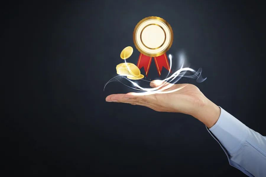 Mão estendida com selo de ouro, moedas e efeitos de luz.