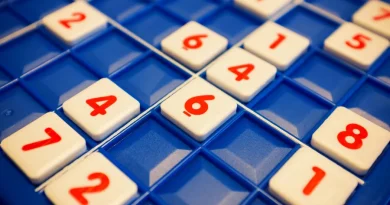 Tabuleiro de Sudoku com números em peças brancas.