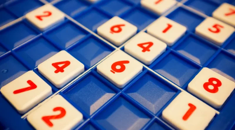 Tabuleiro de Sudoku com números em peças brancas.