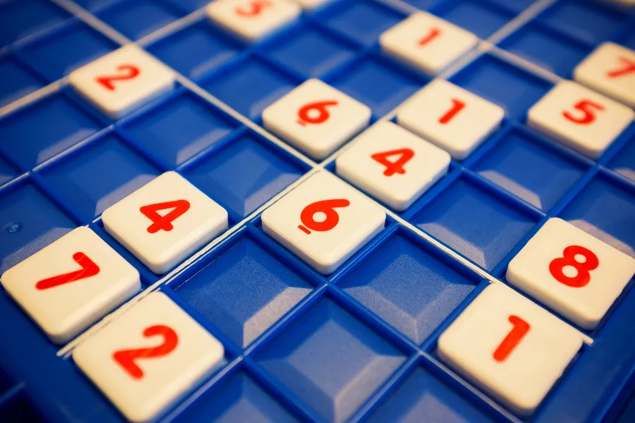 Tabuleiro de Sudoku com números em peças brancas.