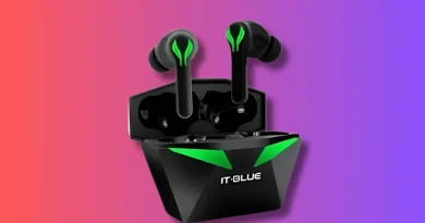 Fones de ouvido gamer sem fio pretos e verdes da marca IT-BLUE, dentro de sua caixa de carregamento, com fundo vibrante.