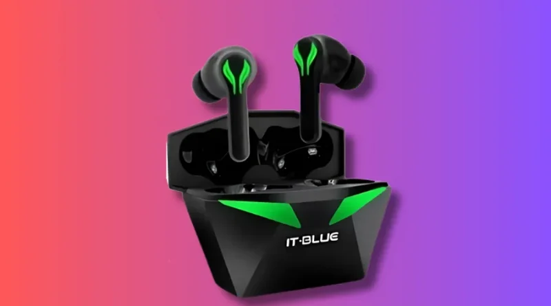 Fones de ouvido gamer sem fio pretos e verdes da marca IT-BLUE, dentro de sua caixa de carregamento, com fundo vibrante.