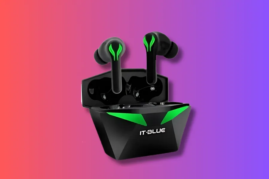 Fones de ouvido gamer sem fio pretos e verdes da marca IT-BLUE, dentro de sua caixa de carregamento, com fundo vibrante.