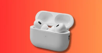 Descubra a conveniência e a alta performance dos fones de ouvido earbuds sem fio. Esta imagem minimalista destaca um earbud branco, elegante e moderno, sobre um fundo gradiente vibrante. Perfeito para quem busca portabilidade, conforto e qualidade de som para ouvir música, podcasts ou fazer chamadas em movimento, o PRO5 é o acessório ideal para o seu dia a dia conectado.