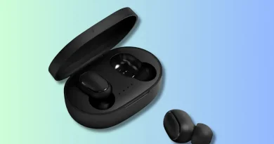 A imagem destaca um par de fones de ouvido earbuds brancos de design elegante, acomodados em seu estojo de carregamento aberto, sobre um fundo vibrante em tons de laranja e vermelho. Representando a conveniência da tecnologia sem fio, este visual é ideal para promover acessórios de áudio que oferecem portabilidade, facilidade de uso e uma experiência sonora imersiva para música, chamadas ou conteúdo multimídia.