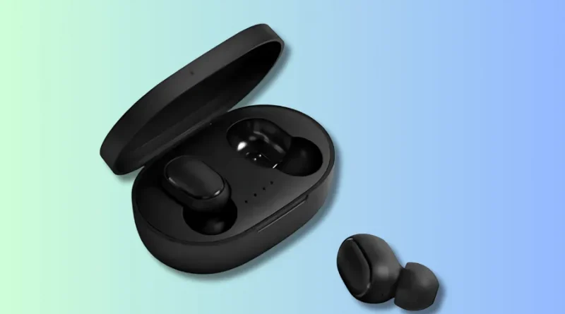 A imagem destaca um par de fones de ouvido earbuds brancos de design elegante, acomodados em seu estojo de carregamento aberto, sobre um fundo vibrante em tons de laranja e vermelho. Representando a conveniência da tecnologia sem fio, este visual é ideal para promover acessórios de áudio que oferecem portabilidade, facilidade de uso e uma experiência sonora imersiva para música, chamadas ou conteúdo multimídia.