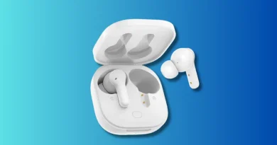 Estojo branco de carregamento aberto com um fone de ouvido earbud branco dentro e outro separado ao lado, em fundo azul degradê.