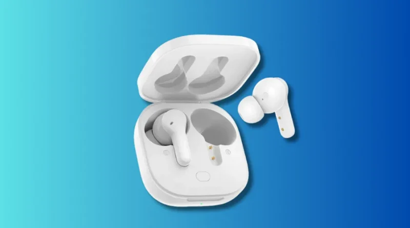 Estojo branco de carregamento aberto com um fone de ouvido earbud branco dentro e outro separado ao lado, em fundo azul degradê.