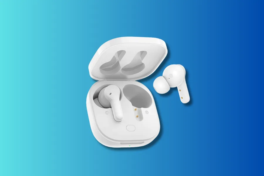 Estojo branco de carregamento aberto com um fone de ouvido earbud branco dentro e outro separado ao lado, em fundo azul degradê.