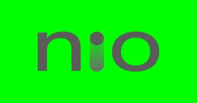 Logotipo da marca "nio" em cinza escuro sobre um fundo verde sólido e vibrante.