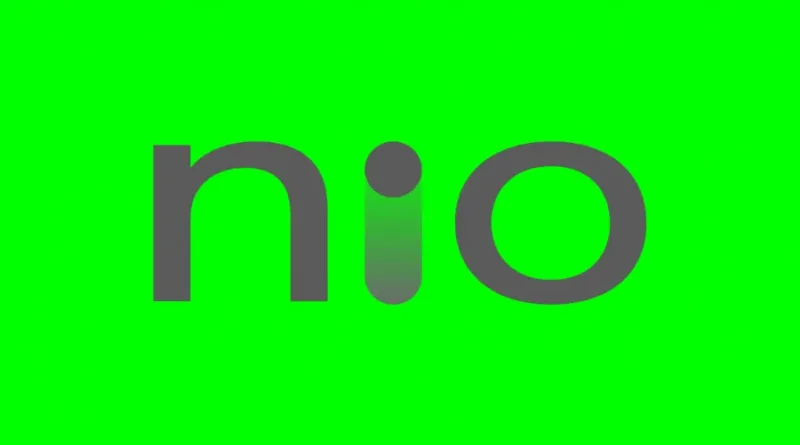 Logotipo da marca "nio" em cinza escuro sobre um fundo verde sólido e vibrante.