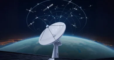 Uma antena parabólica em um telhado, conectada a uma rede de satélites que circulam a Terra, simbolizando internet via satélite e telecomunicações globais.