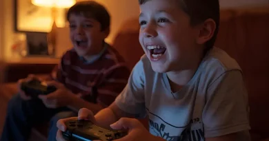 Duas crianças rindo e jogando videogame com controles, representando os games mais marcantes do PS2 e a nostalgia.