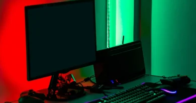 Setup PC gamer top de linha com teclado iluminado e luzes neon, ilustrando o hardware para montar PC gamer de custo alto.