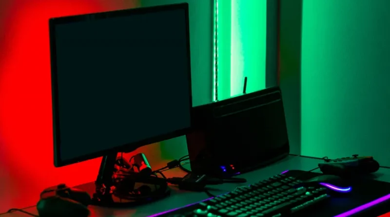 Setup PC gamer top de linha com teclado iluminado e luzes neon, ilustrando o hardware para montar PC gamer de custo alto.