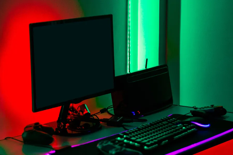 Setup PC gamer top de linha com teclado iluminado e luzes neon, ilustrando o hardware para montar PC gamer de custo alto.