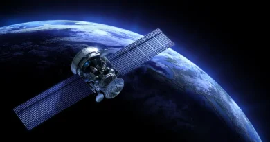 Satélite de internet Starlink com painéis solares em órbita da Terra, representando a banda larga via satélite da SpaceX.