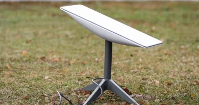 Antena Starlink (Dishy) instalada em gramado, mostrando o kit Starlink para internet via satélite.