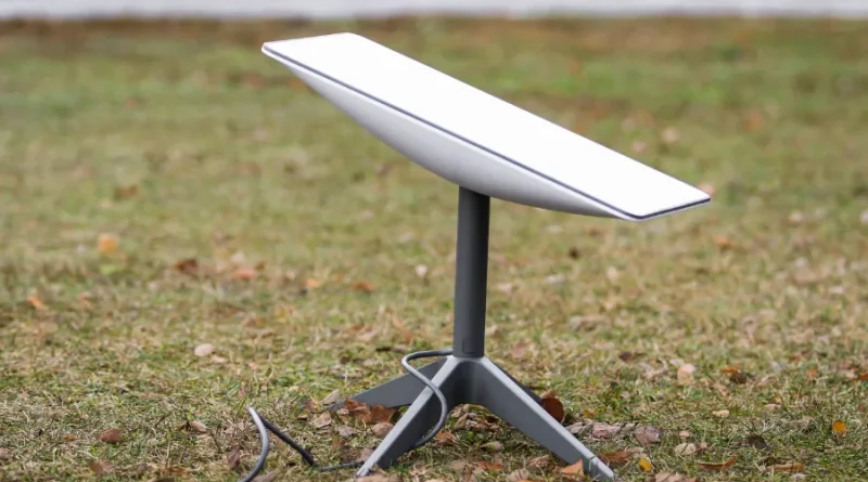 Antena Starlink (Dishy) instalada em gramado, mostrando o kit Starlink para internet via satélite.