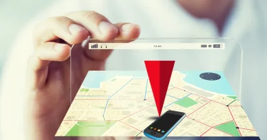 Mão segurando um dispositivo transparente com mapa e um pino de localização vermelho apontando para um celular