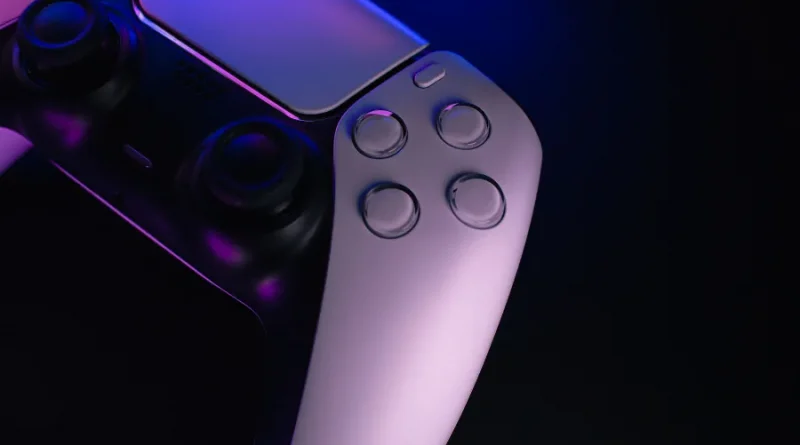 Controle DualSense branco do PlayStation 5 com detalhes em tons de roxo e azul