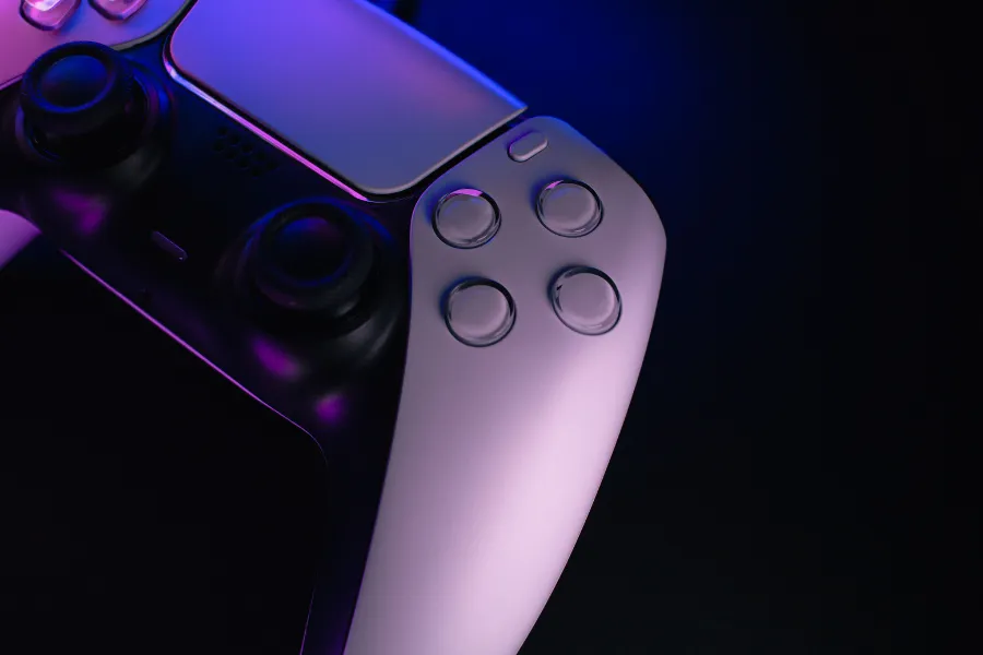 Controle DualSense branco do PlayStation 5 com detalhes em tons de roxo e azul