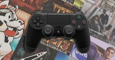 Controle DualShock preto do PlayStation 4 sobre um mosaico de capas de jogos famosos