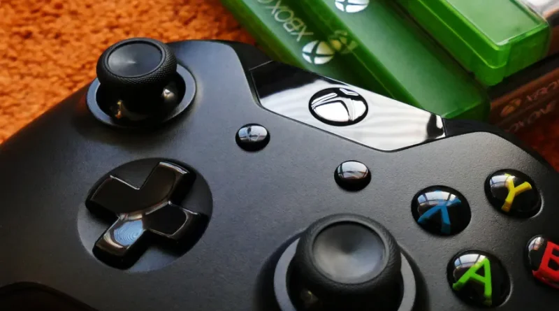 Controle do Xbox com botões coloridos, representando o serviço Xbox Game Pass e a assinatura de jogos em 2025.