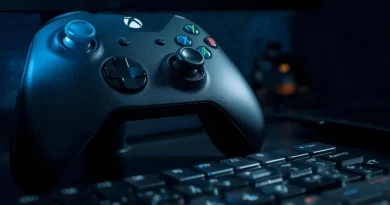 Conecte o controle de Xbox no PC via Bluetooth. Imagem de um controle de Xbox preto sobre um teclado de computador.