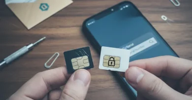 Como saber o número do chip bloqueado? Mãos segurando chip SIM. Descubra como desbloquear e recuperar seu número de telefone.