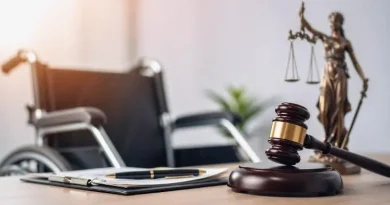 Martelo de juiz sobre mesa com cadeira de rodas ao fundo, simbolizando recurso judicial do BPC.