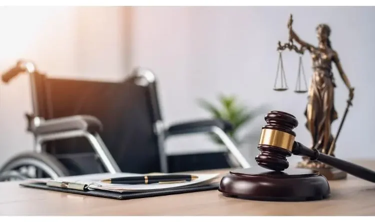 Martelo de juiz sobre mesa com cadeira de rodas ao fundo, simbolizando recurso judicial do BPC.