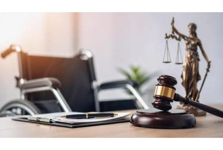 Martelo de juiz sobre mesa com cadeira de rodas ao fundo, simbolizando recurso judicial do BPC.