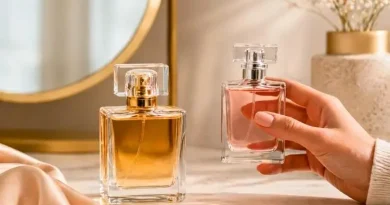 Dois frascos de perfume sofisticados sobre superfície elegante, com mão segurando um deles