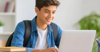 Aluno do programa pe-de-meia acessando o computador.