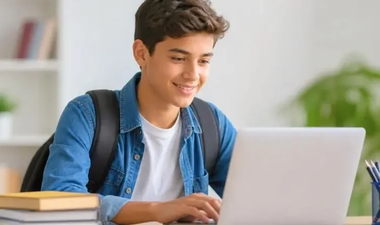 Aluno do programa pe-de-meia acessando o computador.