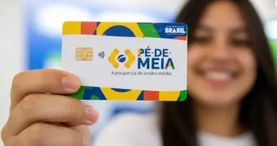 ovem segurando cartão do programa com fundo desfocado