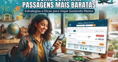 Mulher sorridente segurando passagens aéreas e olhando para um computador com ofertas de voos em promoção.