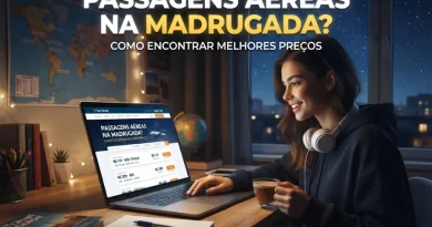 Jovem utilizando o notebook à noite para buscar passagens aéreas na madrugada com preços promocionais.